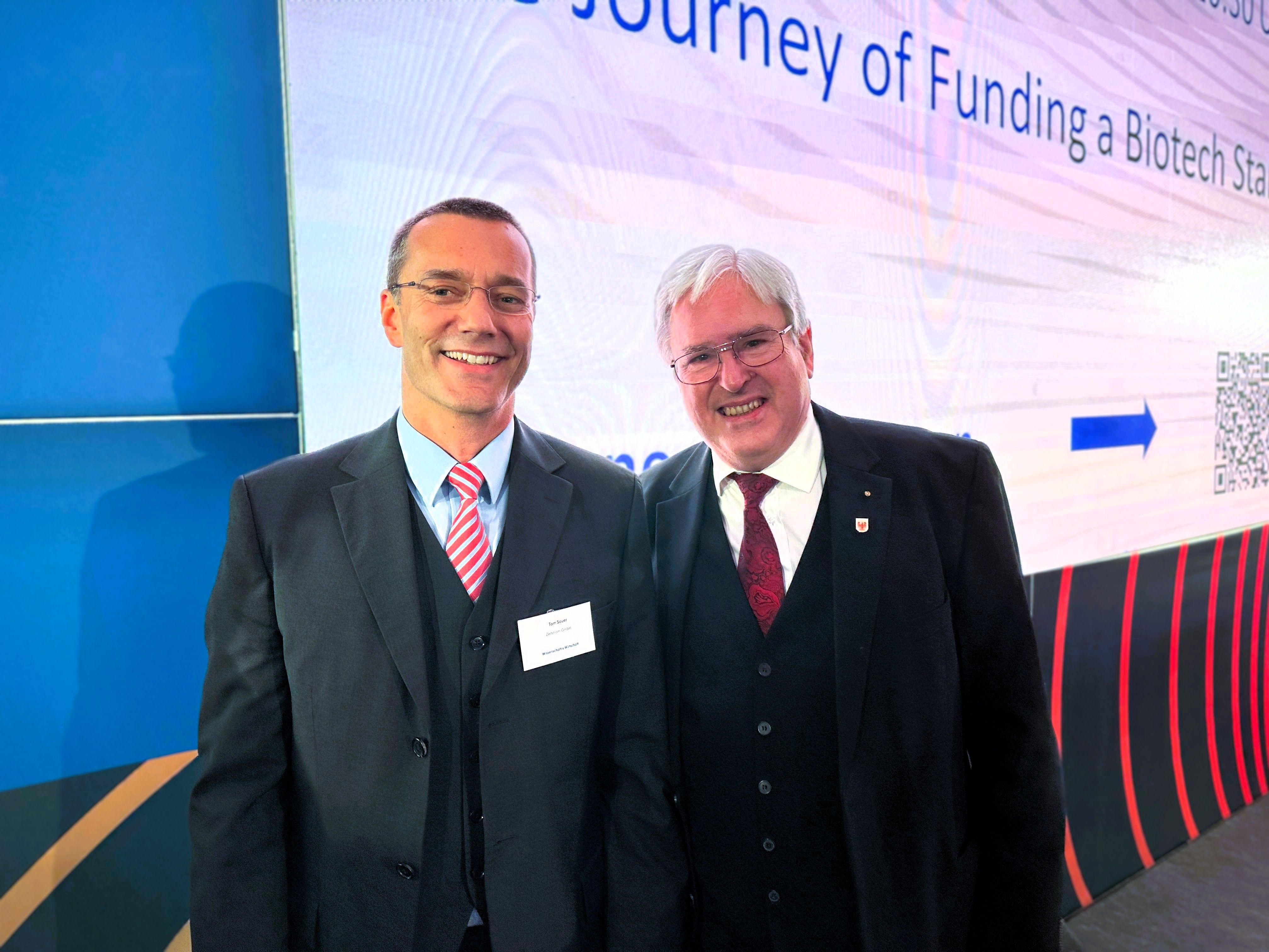Tom Sauer, Geschäftsführer von ZEITSTROM, mit Jörg Steinbach, Minister für Wirtschaft, Arbeit und Energie des Landes Brandenburg
